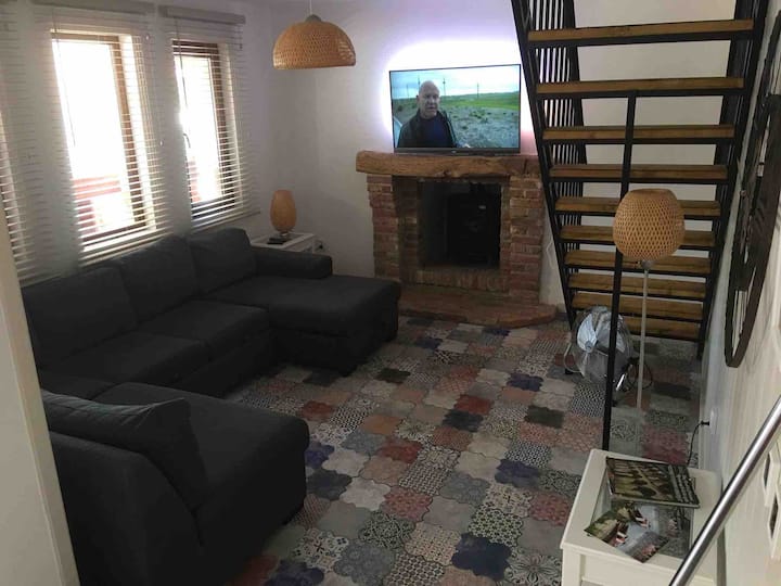 配备床垫和I电视的休息室 