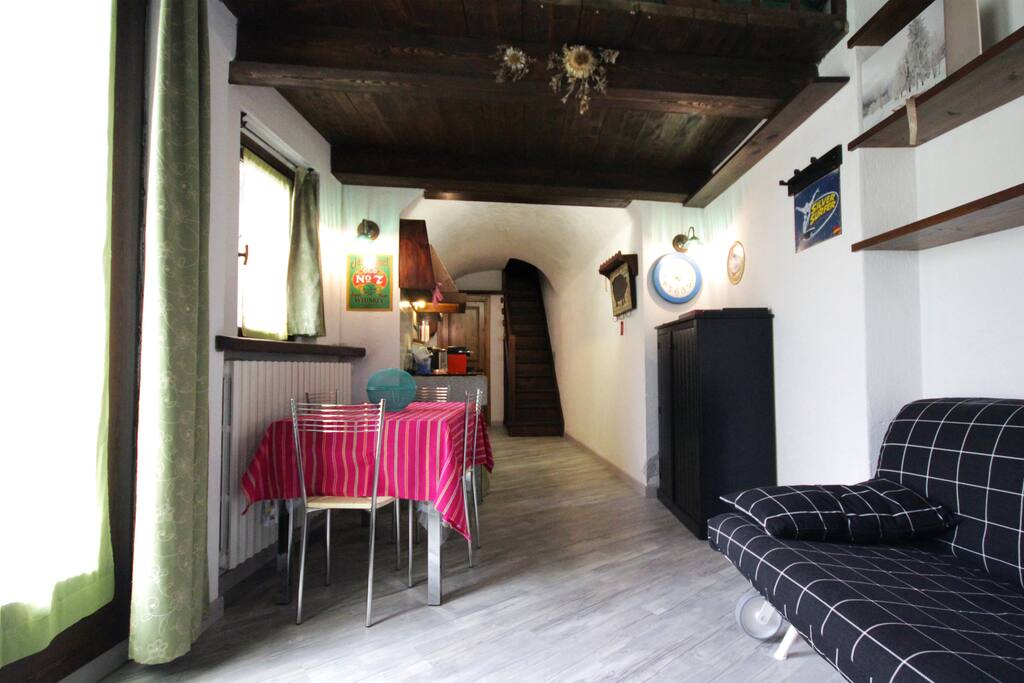 Il tavolo illuminato dalla finestra