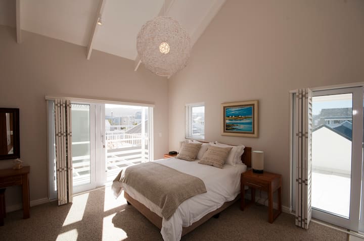 ห้องนอนใหญ่ที่มีห้องน้ำในตัว 