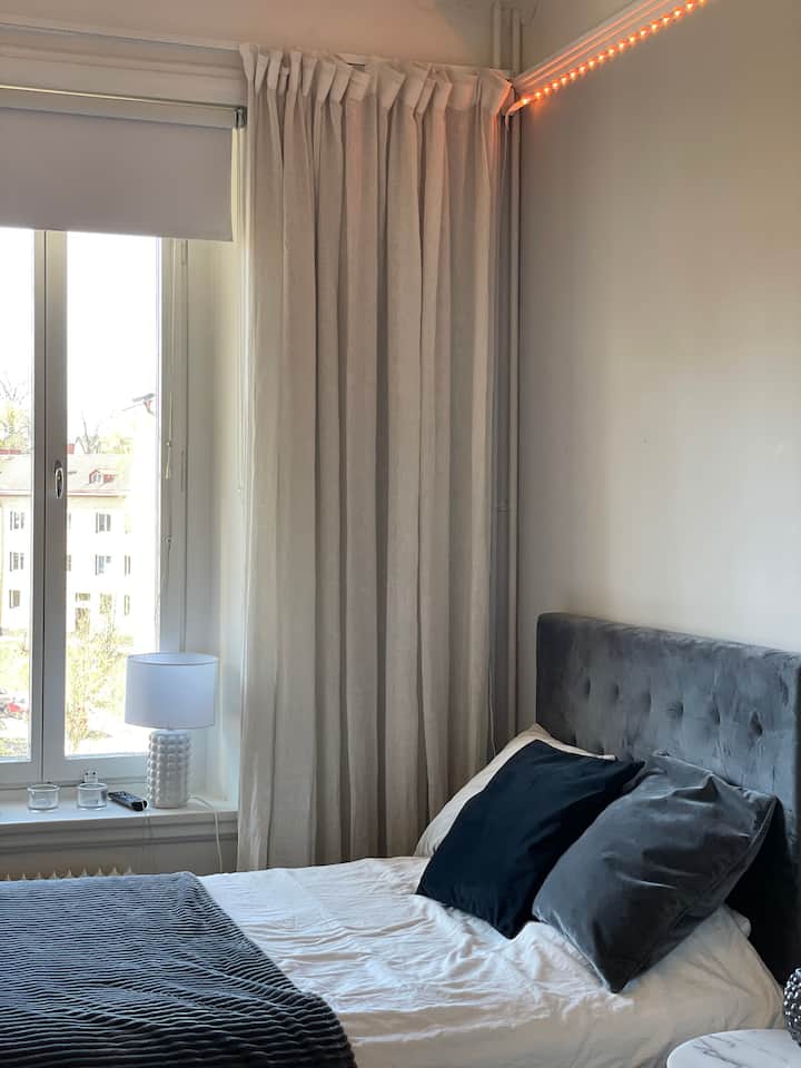 يوجد في غرفة النوم الثانية سرير بعرض 120 سم مع إمكانية أن ينام فيه طفلان أو شابان. (ملاحظة! ليس سريرًا مزدوجًا). يتوفر مكتب أصغر وتلفزيون ومخزن للملابس.