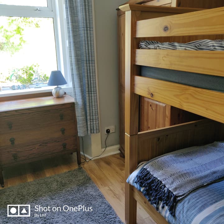 Tweede slaapkamer met een eenpersoonsbed en een stapelbed