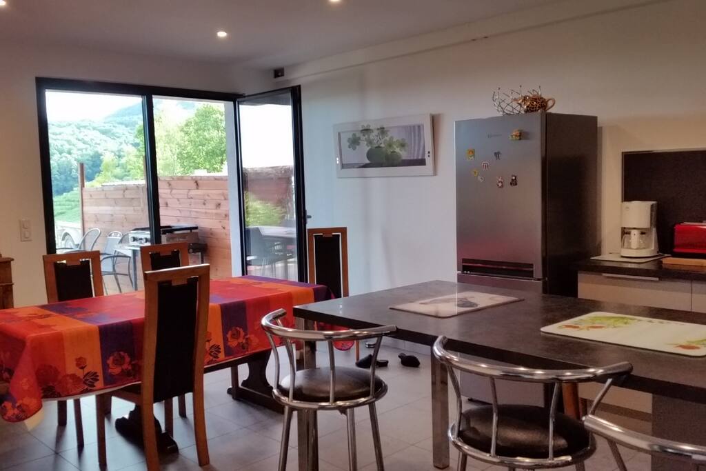 CUISINE et ses extérieurs avec plancha et grande table