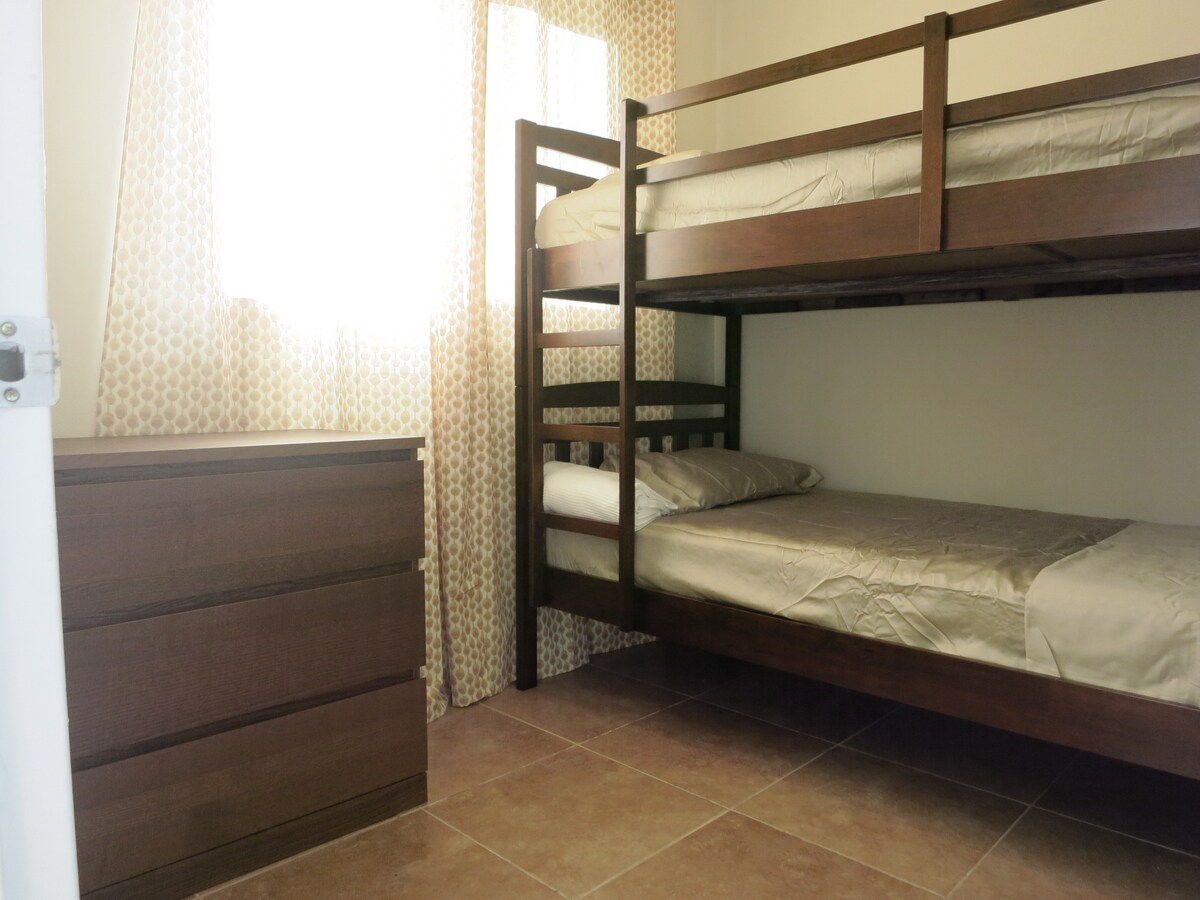 เตียงสองชั้นสำหรับเด็กและคนหนุ่มสาว