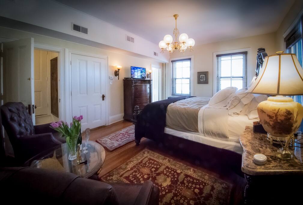 Plenty of space, seating, plus added sitting room with desk and queen size roll out sofa bed.