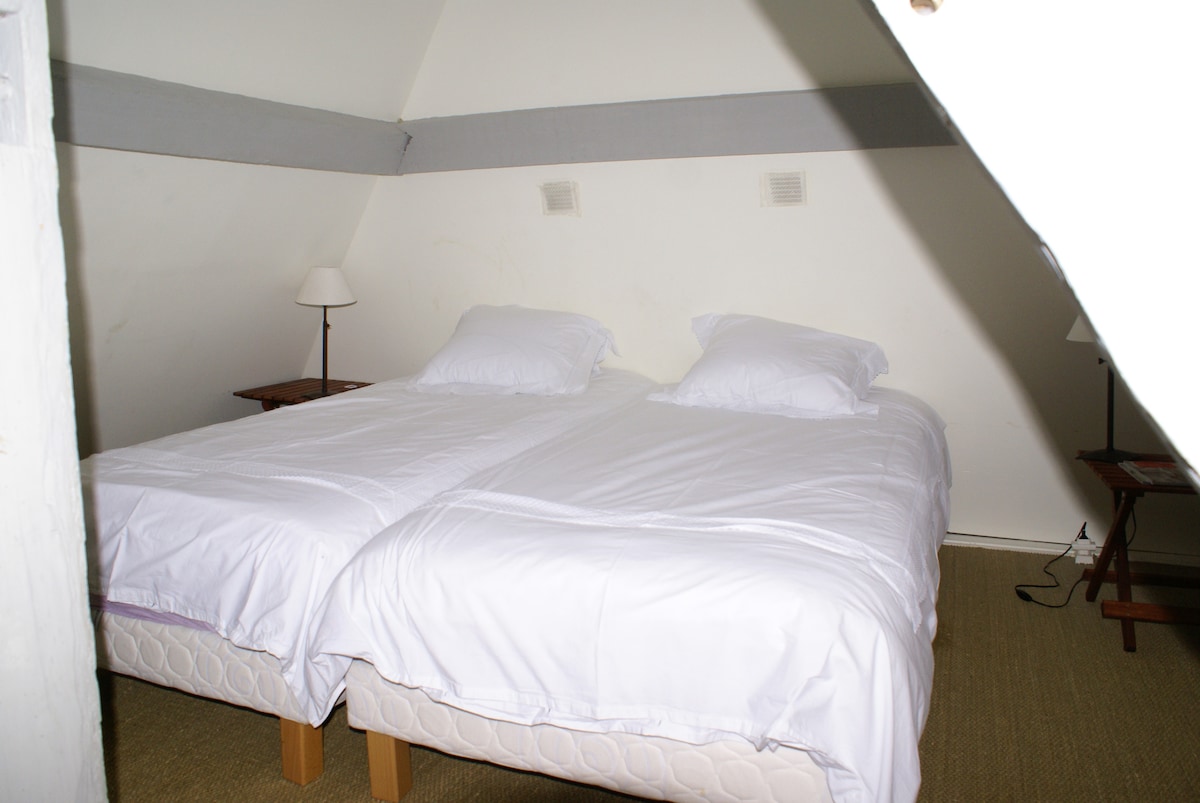 ห้องนอนมี 2 เตียง 90 ซม. หรือ 1 เตียง 180 ซม. 
และที่นอนเด็ก (ถ้าจำเป็น)
Secondary Chaumière - 1st floor - 