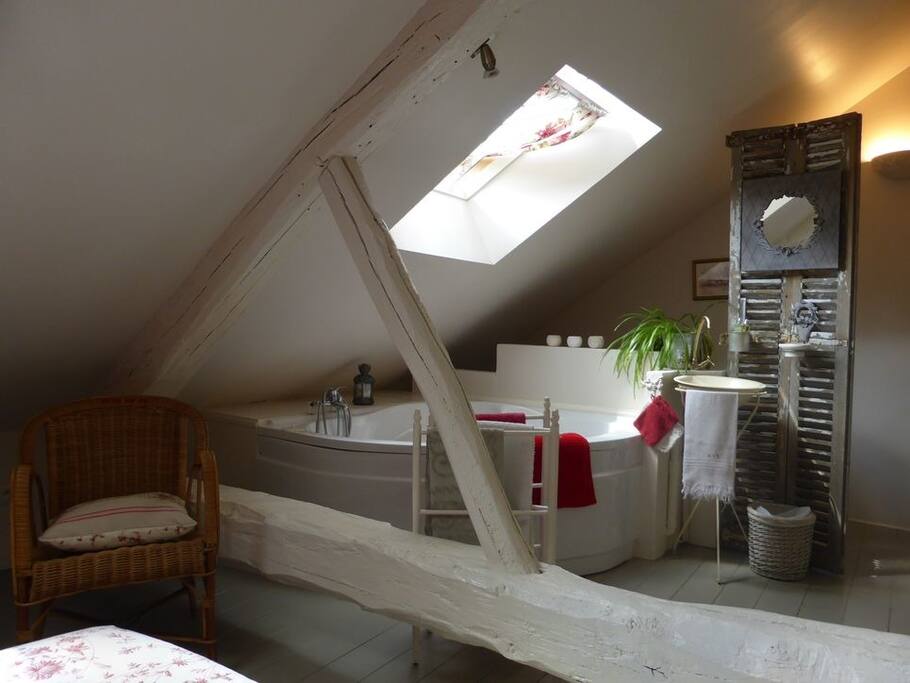 Salle de bains ouverte sur la chambre