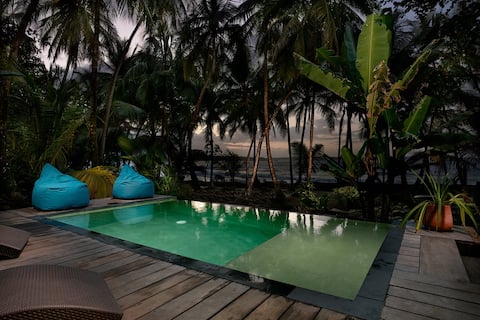 5 bed/5 b Oceanfront paradise w/ pool and bfast!