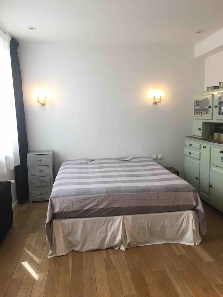 Spálňa 1 veľká manželská posteľ King so samostatnou KÚPEĽŇOU a WC - 1. poschodie 