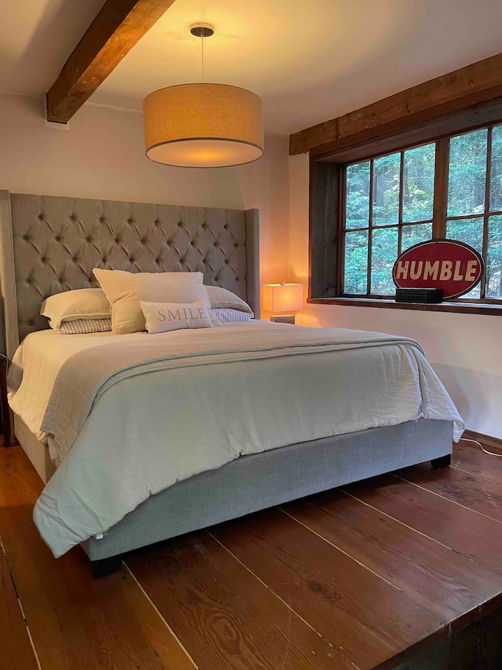 主卧加州加大号加大号床。 主人走到下沉式客厅，两间客房之间没有墙壁。 