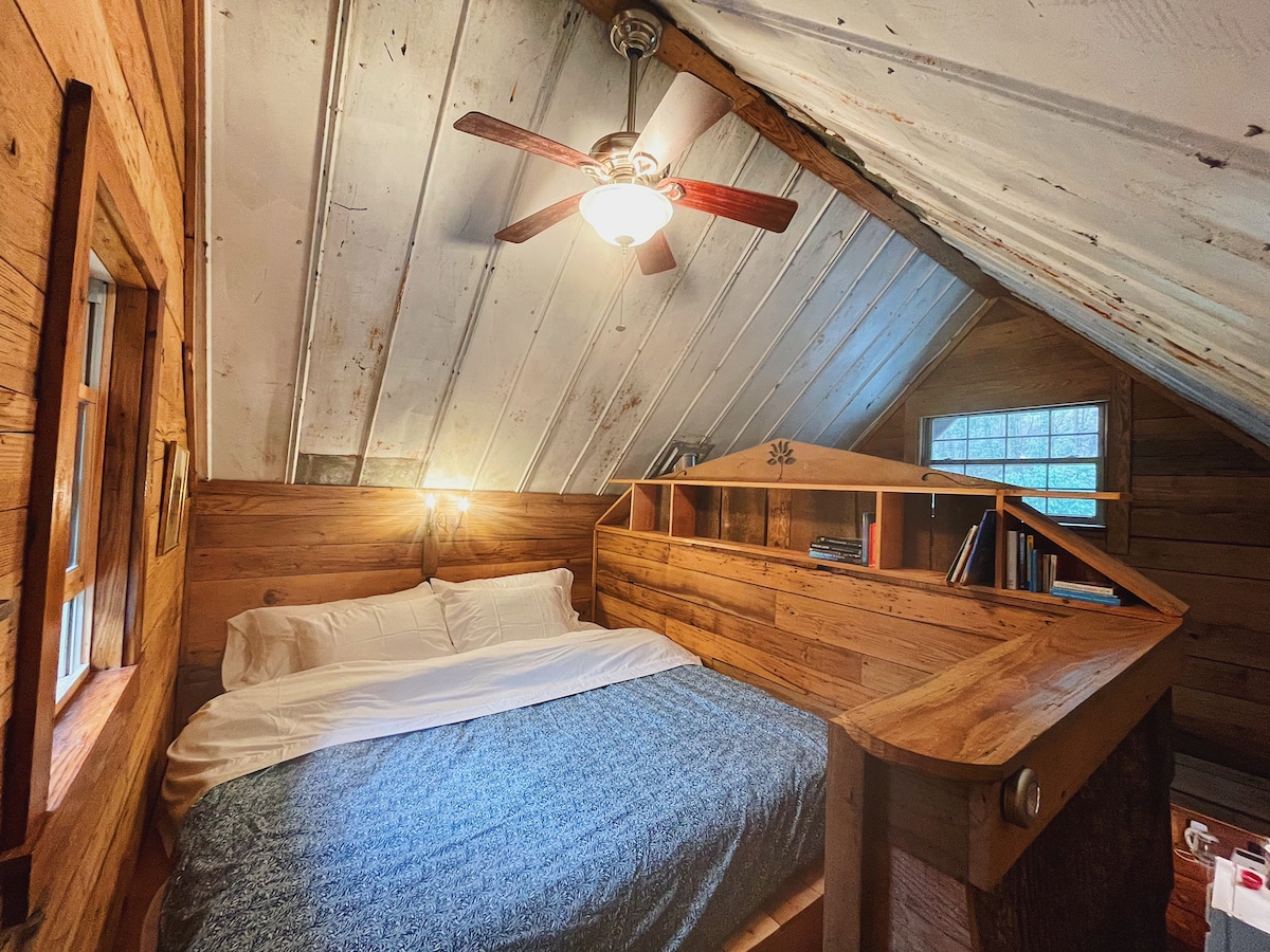 เตียงคิงไซส์ในห้องใต้หลังคาชั้นบน 