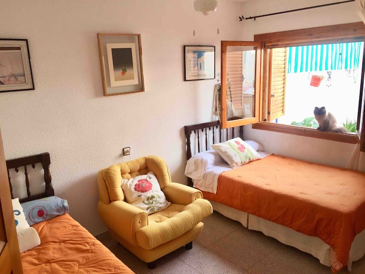 Habitación 4 en planta baja con camas dos camas de 1,05x1,90 y con tv