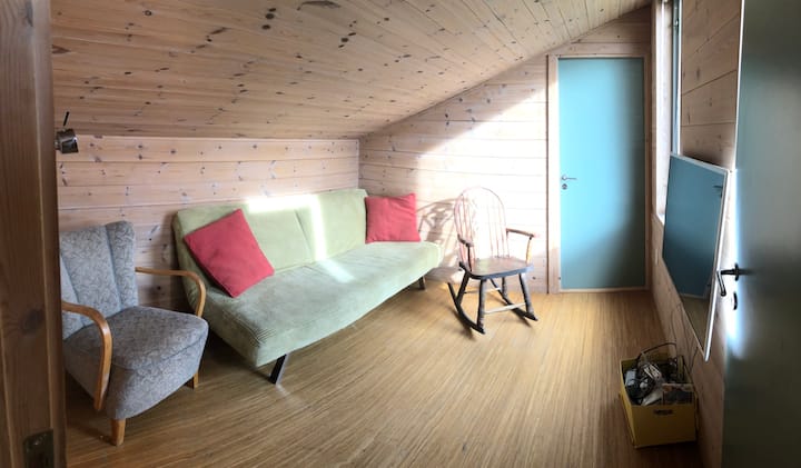 Sala de estar con TV, 2 pisos a través del dormitorio, 2 pisos. Sofá cama.