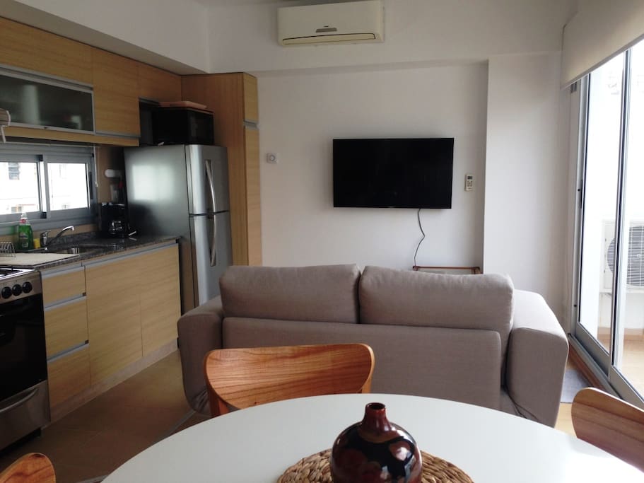 Cocina integrada y sector living.