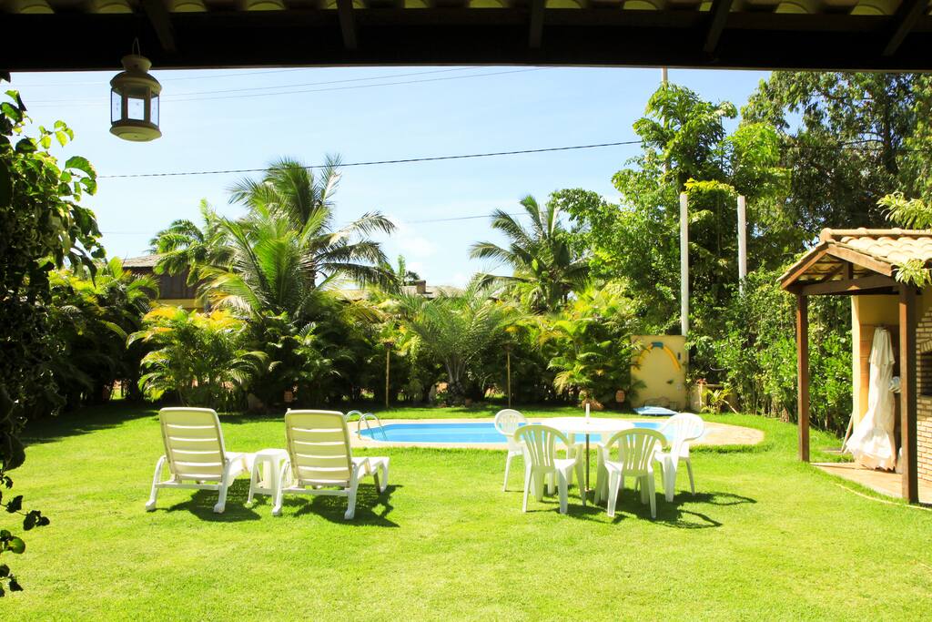 Jardim, piscina e churrasqueira