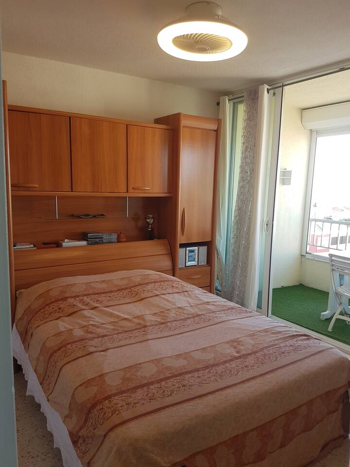 ห้องนอนมีที่เก็บของมากมายและไฟเพดานพร้อมสี/ไฟที่สามารถปรับได้ด้วยรีโมทคอนโทรลที่มีพัดลมด้วย 