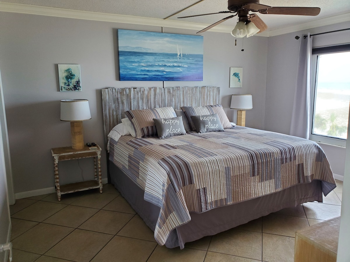 ห้องนอนใหญ่เตียงคิงไซส์วิวทะเล 