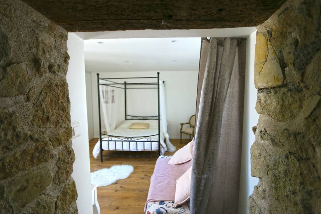 Chambre vue du couloir