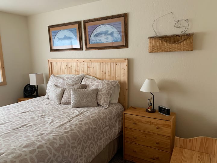 River Bedroom - Queen Bed