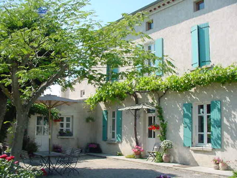 Notre maison exposée au sud est très ombragée par le marronnier, la vigne et la bignonne.