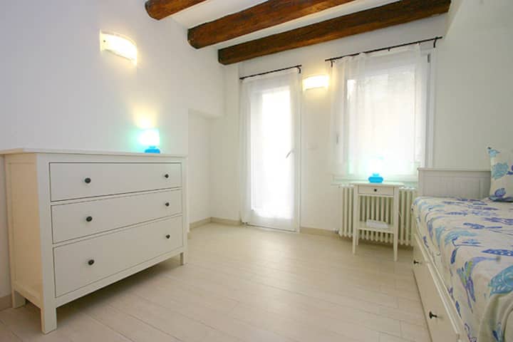 Habitación B: dos camas individuales (las camas son modelos ligeramente diferentes pero sustancialmente intactas)