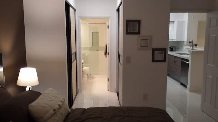 Hlavná spálňa. Veľká manželská posteľ,šatníka kúpeľňa