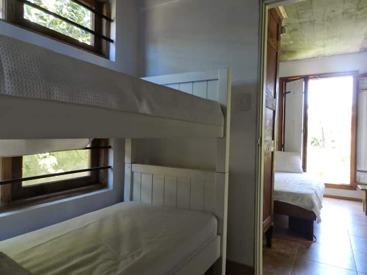 次卧两张单人床