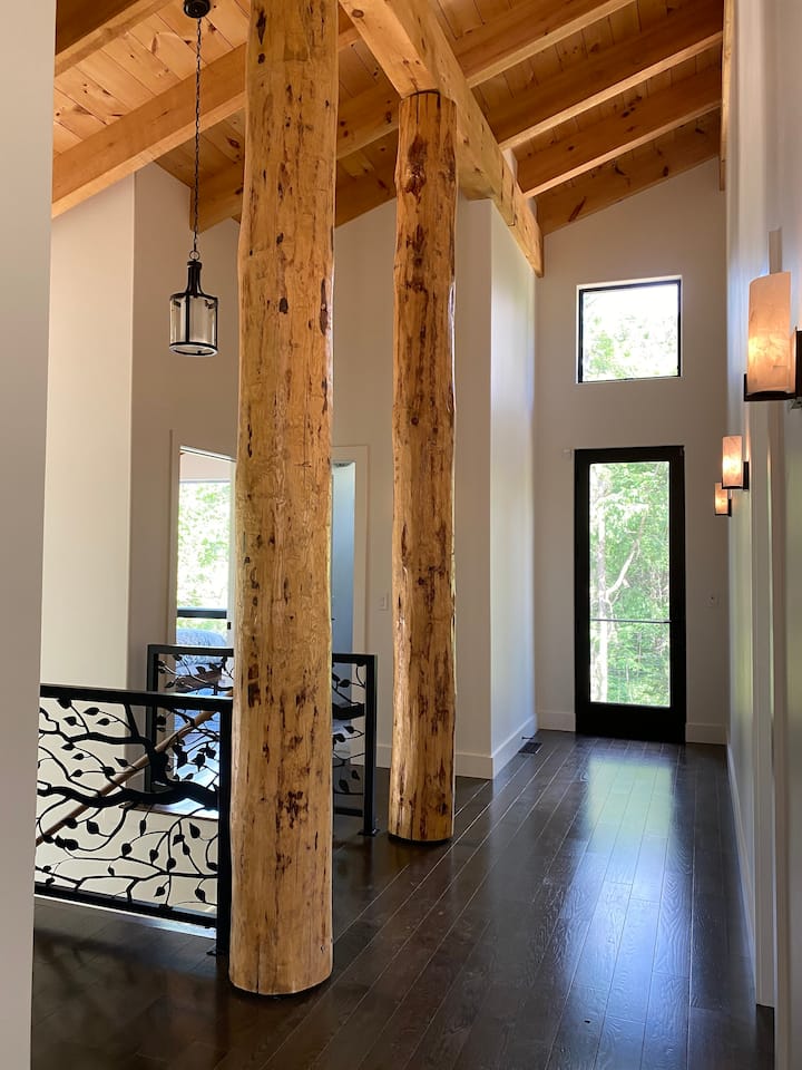 5’ x 60’ Foyer leading to the back deck