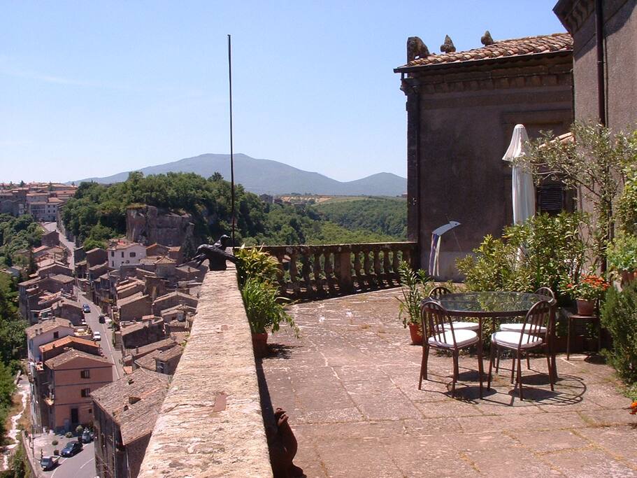 Blick von der Terrasse über den Ort