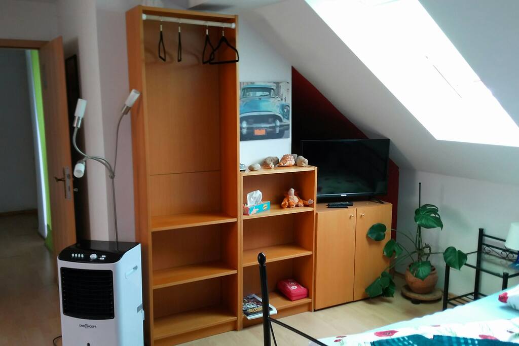 Platz für Klamotten & Fernseher