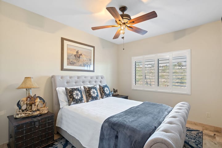 Во спалната соба со брачен кревет (широк 150-179 см) на долниот кат е вклучен паметен телевизор. Каубо