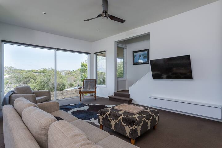 Sorrento Ave: Amazing pool & outlook, sleeps 14 gallery image 5