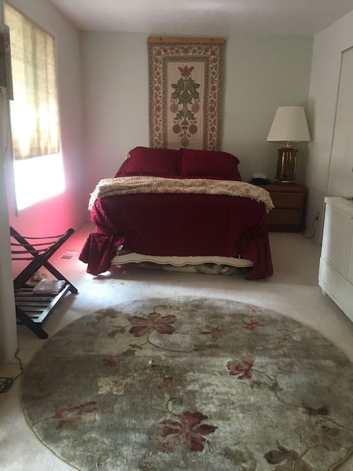 2 beds in room. 1 queen and 1 twin. Tv, wifi, CD player and radio