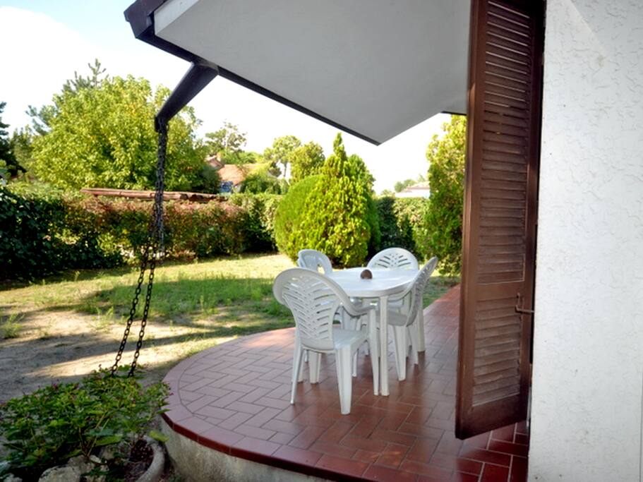 Patio arredato e giardino
