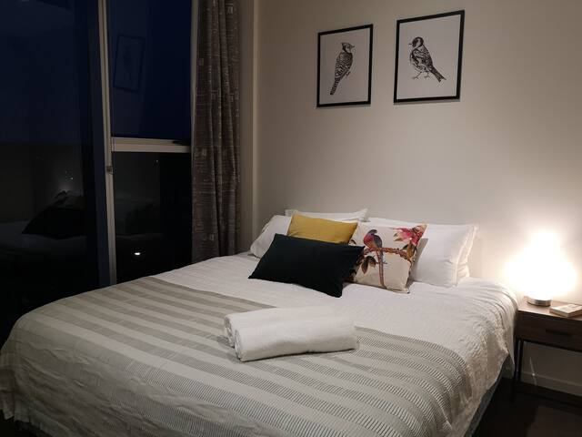2BR Free Park & Netflix & Wine & Wifi 15min to Uni gallery image 4
