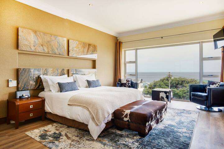 Backup-Powered Camps Bay Beach Condo gallery image 4