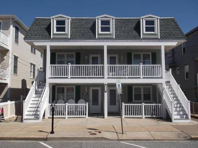 BEACH BLOCK!! Cozy, convenient condo!