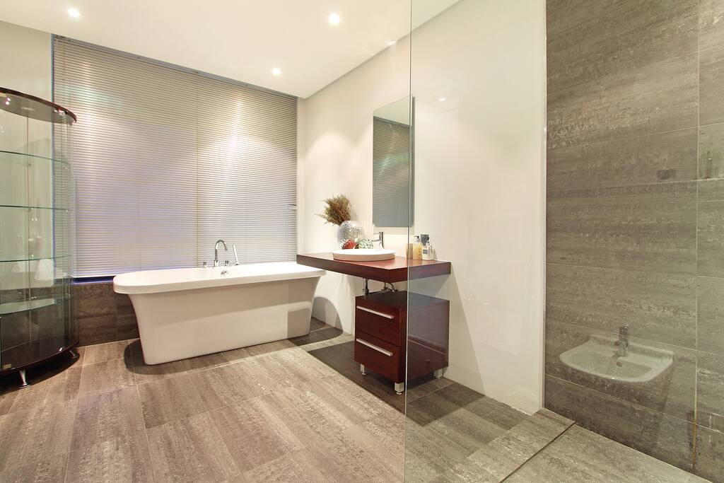 Main Bathroom
(shower not in pic)