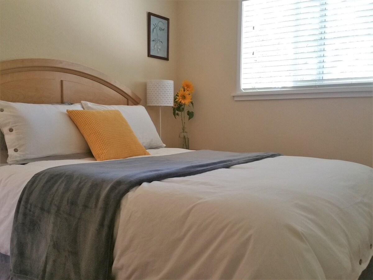 Spálňa vo dvore - pokojný spánok medzi posteľnou bielizňou zo 100% bavlny. Vychutnajte si pohodlné kvalitné matrace, teplé prikrývky a toľko vankúšov, koľko chcete.