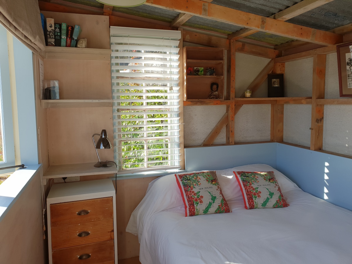 Minijaturna kuća odlično je mjesto za sklupčanje za „siestu” s ležernom šalicom čaja i dobrom knjigom.