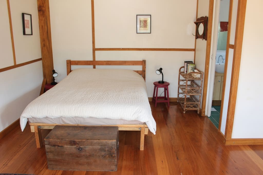 Queen size bed and ensuite bathroom.
