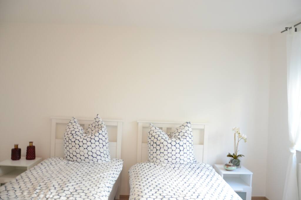 Schlafzimmer mit zwei Einzelbetten