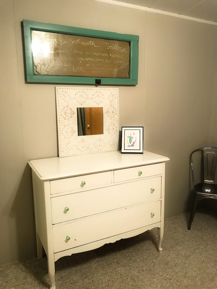 יש שפע של מקום אחסון בחדר השינה הראשי.