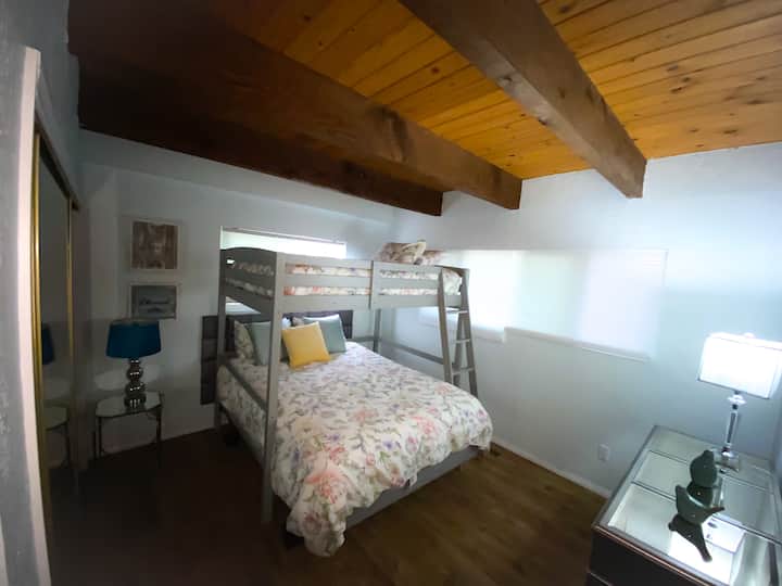 غرفة نوم الطابق الرئيسي رقم 2. 
سرير بحجم كوين. شقة علوية كاملة. Fire/Alexa TV. Netflix