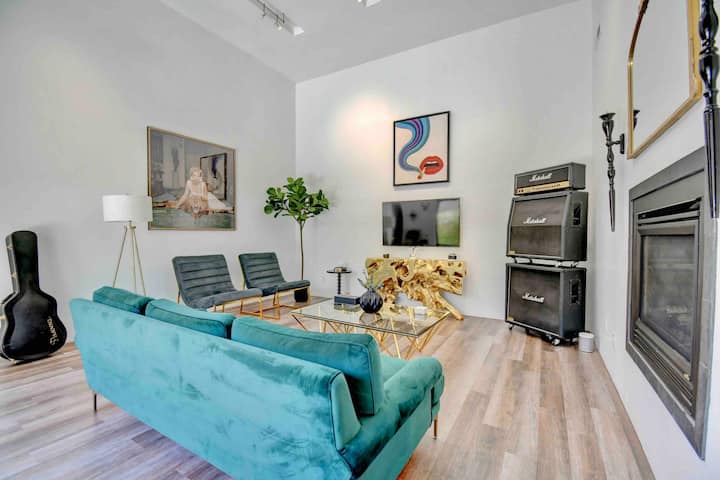 Sleeps 15! Luxury Glam 3000 Ft.² Home. - Albuquerque, NM