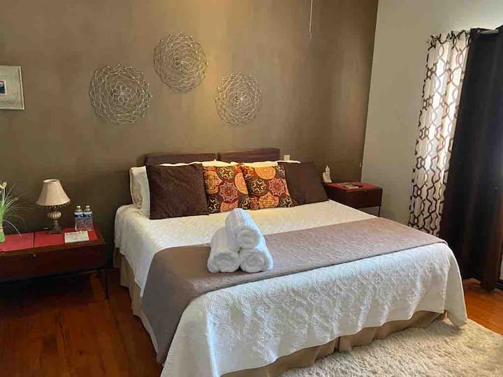 Главната спална соба има плакар, приватна бања, телевизор и Wi-Fi. 