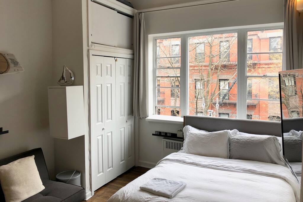 Comfy bed with 4 down pillows
