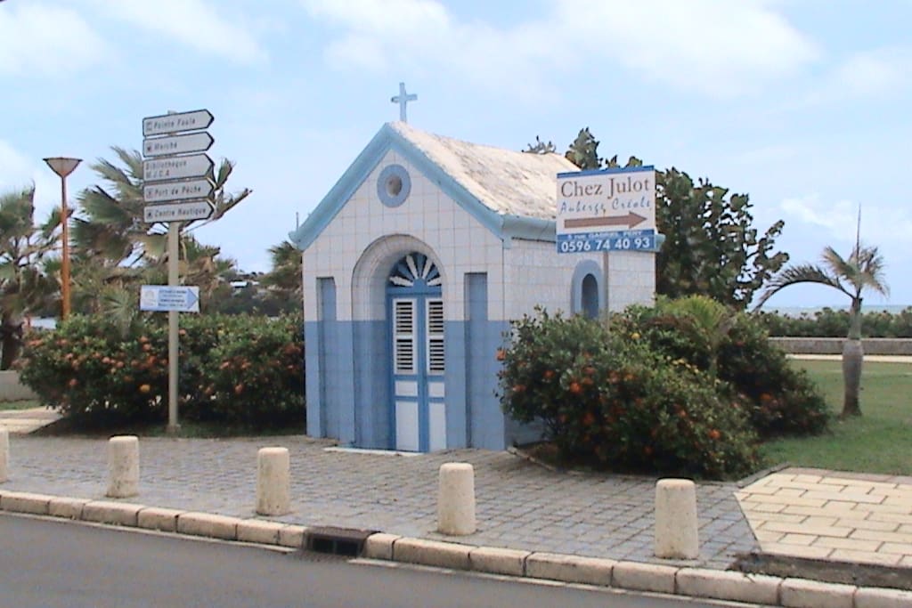 Petite chapelle sur le bord de mer