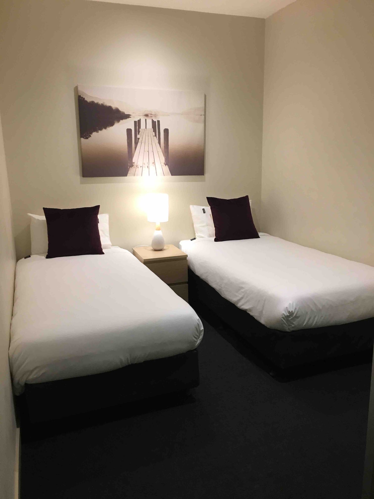 Втора спалня с единични двойни легла и огледален гардероб.