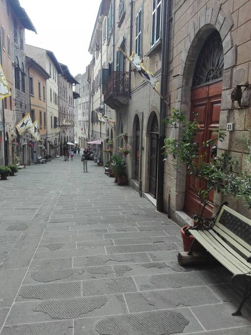 via Moncini intitolata al canonico vissuto in questo palazzo