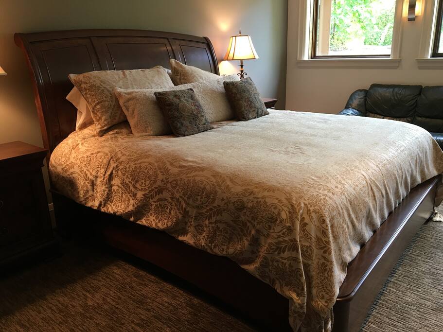 King sleigh bed